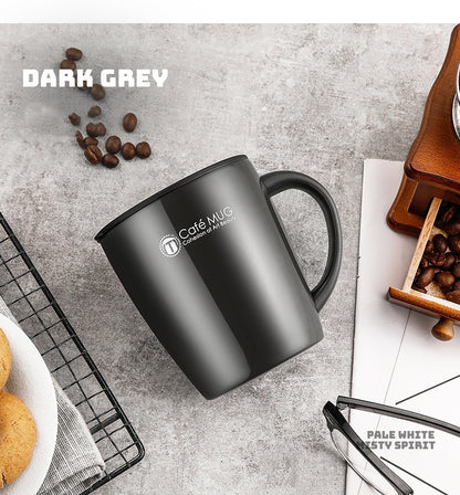 Black mug with 'Café MUG' branding on a gray surface with coffee beans and a coffee grinder.